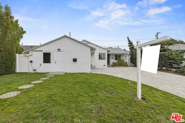 10914 Mcvine Avenue, Sunland CA: https://media.crmls.org/mediaz/7e0a2f94-d40f-4426-916e-b8ae36b7acbd.jpg