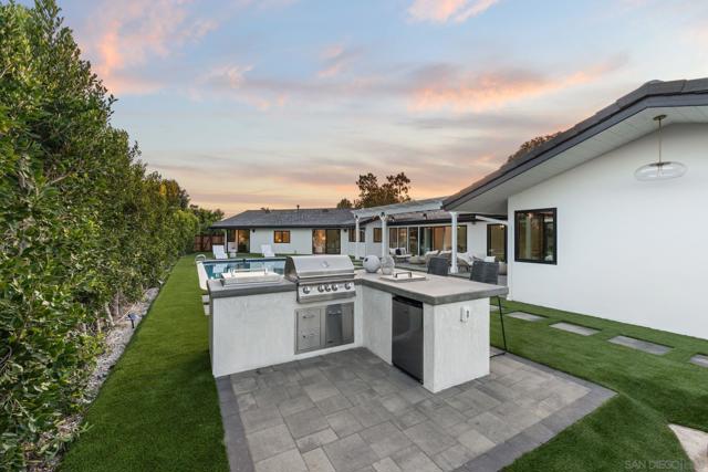 2975 Woodford Drive, La Jolla CA: https://media.crmls.org/mediaz/7e0bc440-a89f-4ccf-ad12-d33c60d3b9a7.jpg