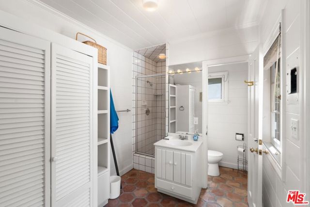 444 Loring Avenue, Los Angeles CA: https://media.crmls.org/mediaz/7e0c1663-085e-4d20-8cf4-47f5f35ea9be.jpg