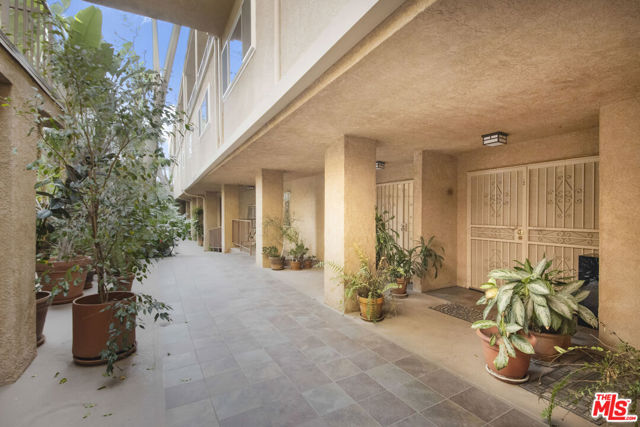 1010 Hammond Street, West Hollywood CA: https://media.crmls.org/mediaz/7e0ed736-a9b6-4bcf-ace7-78377df27c49.jpg