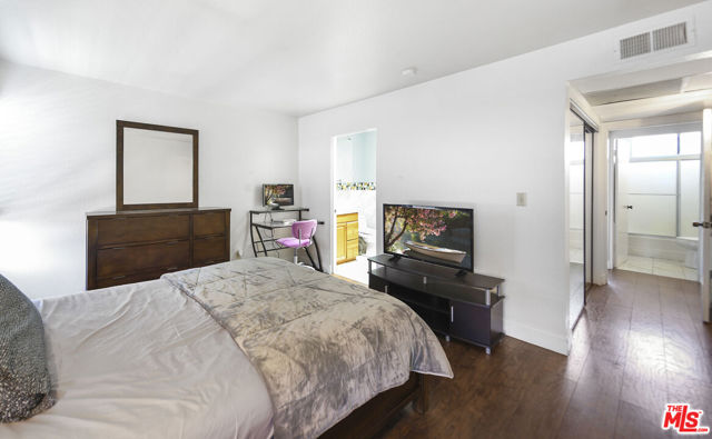 630 N Grand Avenue, Los Angeles CA: https://media.crmls.org/mediaz/7e0edab7-f3cc-442c-8bbc-652f84d0b7d7.jpg