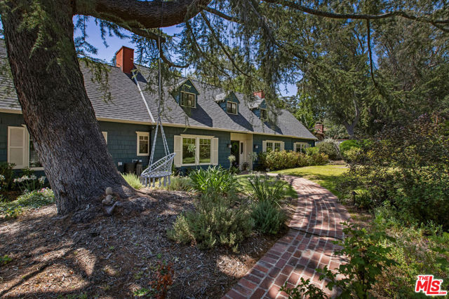 2555 N Altadena Drive, Altadena CA: https://media.crmls.org/mediaz/7e0f0cdd-03f5-4bd3-90f0-5bc432ecb029.jpg