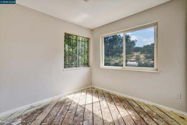 5235 Macarthur Blvd, Oakland CA: https://media.crmls.org/mediaz/7e0f4d89-7508-455c-afd5-7fa184d752b1.jpg
