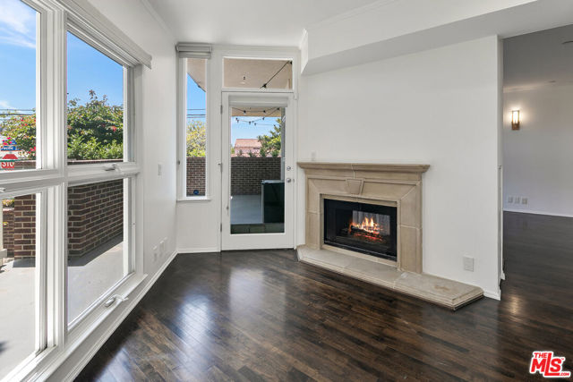 2115 3RD Street, Santa Monica CA: https://media.crmls.org/mediaz/7e129078-2f29-452f-8c0f-47a14f39422e.jpg
