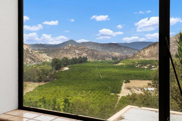 3264 Shearer Crossing, Fallbrook CA: https://media.crmls.org/mediaz/7e12fd32-0f2f-4f0c-935f-eff3ce5f5139.jpg