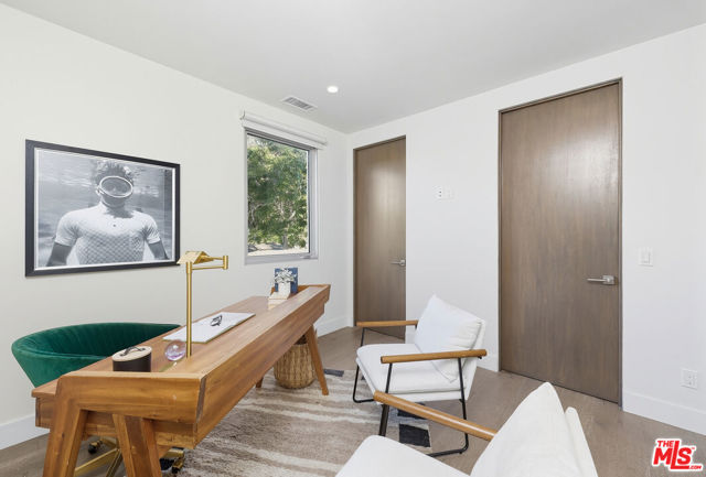 653 Oxford Ave, Venice CA: https://media.crmls.org/mediaz/7e13798d-bd25-454b-a5c9-9bd1260bc6cd.jpg