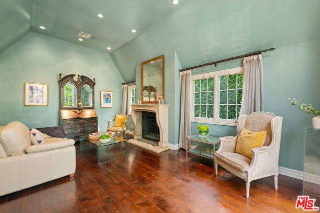 9053 Elevado Street, West Hollywood CA: https://media.crmls.org/mediaz/7e1423fb-e0fe-4493-b158-d899afa6d31e.jpg