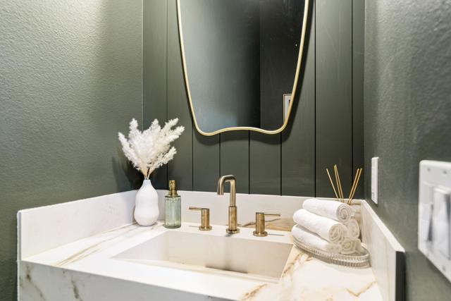 33 Calle La Reina, Rancho Mirage CA: https://media.crmls.org/mediaz/7e147b2f-ad20-4878-baea-9b82870ca15d.jpg