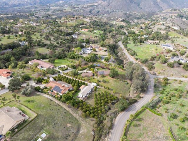 1379 Sunny Heights Road, Fallbrook CA: https://media.crmls.org/mediaz/7e151f97-24fc-48a9-9ad7-0b56e2040b58.jpg