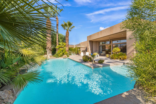 12 Boulder Lane, Rancho Mirage CA: https://media.crmls.org/mediaz/7e158c06-35ba-4092-ad40-4a6ca85872bd.jpg