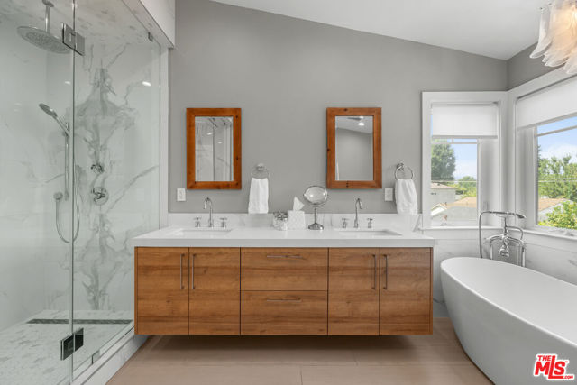 4943 Stern Avenue, Sherman Oaks CA: https://media.crmls.org/mediaz/7e160b4f-f667-47cd-9940-fecbcf0a834a.jpg