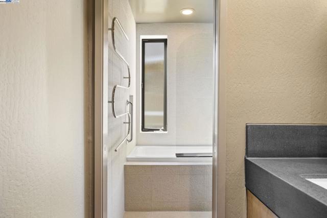 3 Abbott Way, Piedmont CA: https://media.crmls.org/mediaz/7e162b98-fea3-41c6-9bb7-60af9879ac78.jpg