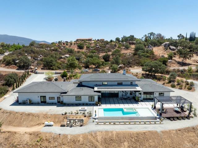 573 Lilac Ranch Rd, Alpine CA: https://media.crmls.org/mediaz/7e168540-7be4-4ba4-bcdf-a70ce176933a.jpg