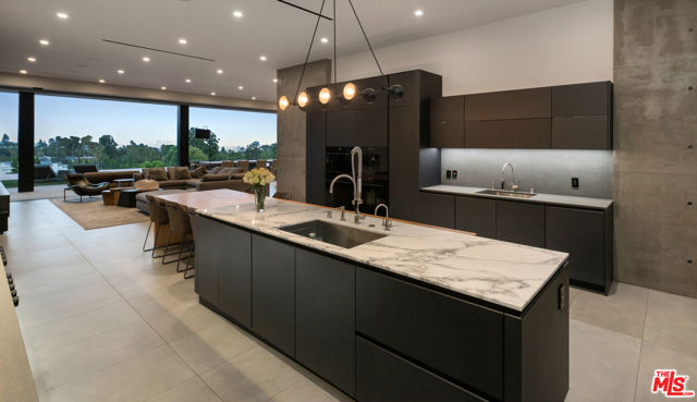 1140 Summit Drive, Beverly Hills CA: https://media.crmls.org/mediaz/7e1856c2-5c85-42ec-aa88-2a2610f48d3b.jpg