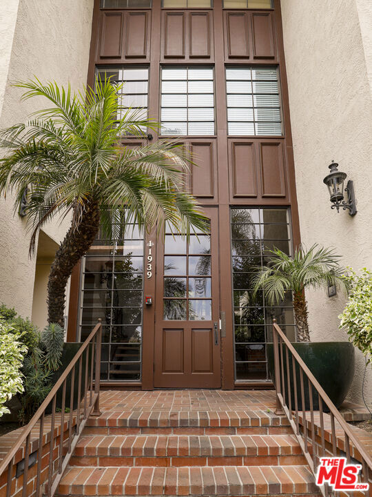 11939 Gorham Avenue, Los Angeles CA: https://media.crmls.org/mediaz/7e185c8a-0873-4aff-822e-37bd8b05155a.jpg