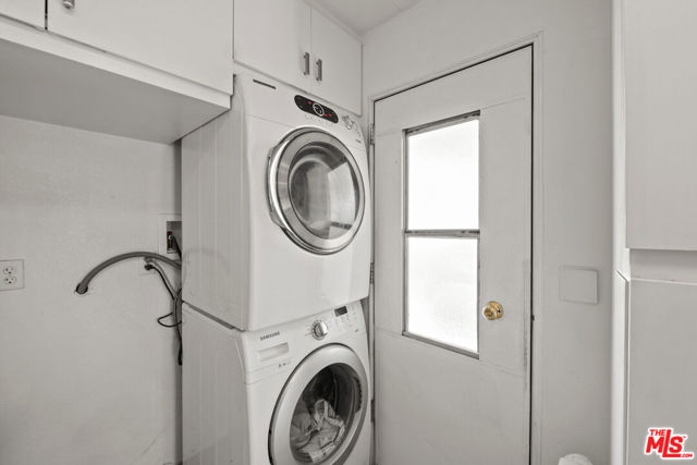 395 Wolf Lane, Cathedral City CA: https://media.crmls.org/mediaz/7e19b77f-115b-4522-8279-1c4f4d28a87d.jpg