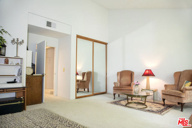 6323 Reseda Boulevard, 44 photo 16
