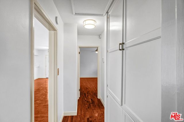 520 N Beachwood Drive, Burbank CA: https://media.crmls.org/mediaz/7e1d3422-6de2-4cb1-8267-476be2e2f543.jpg