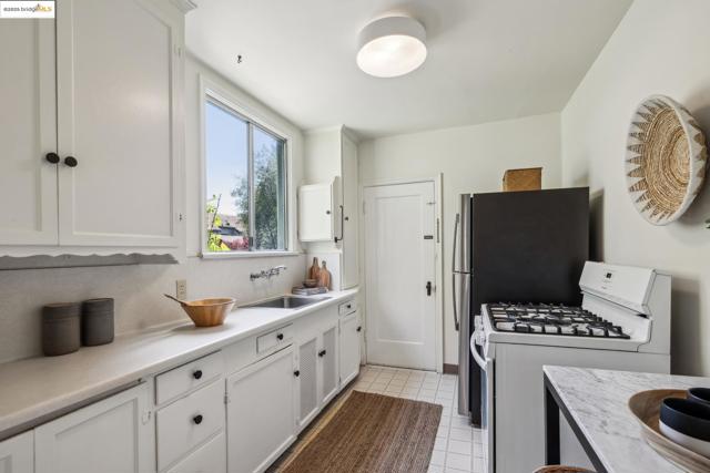1128 Evelyn Ave, Albany CA: https://media.crmls.org/mediaz/7e1ddd0e-4ecc-480b-bc78-97dd3c2c1ee0.jpg