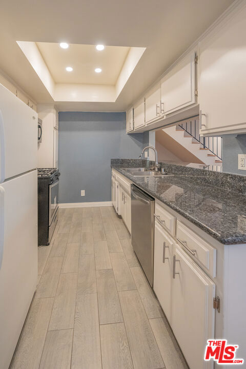 11120 Moorpark Street, 2 photo 7