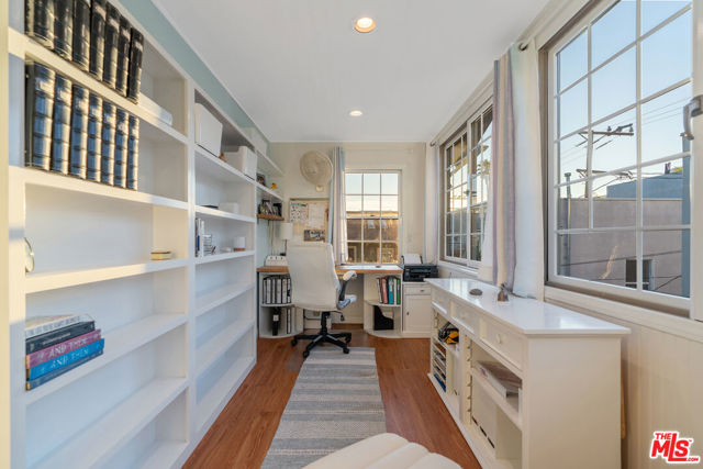 41 Vicente Terrace, Santa Monica CA: https://media.crmls.org/mediaz/7e1e4445-abba-4a6e-82e6-3d5c64bccee0.jpg