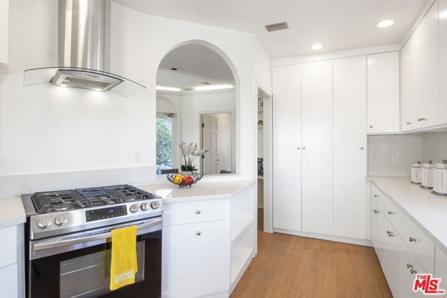 905 Berkeley Street, Santa Monica CA: https://media.crmls.org/mediaz/7e1f2857-67d1-4696-99ba-45151a3fa669.jpg