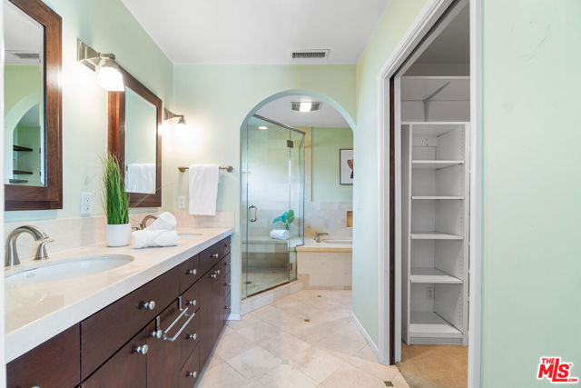 5210 S Corning Avenue, Los Angeles CA: https://media.crmls.org/mediaz/7e212d83-af3b-43d8-a6b7-942ca2ef12e3.jpg