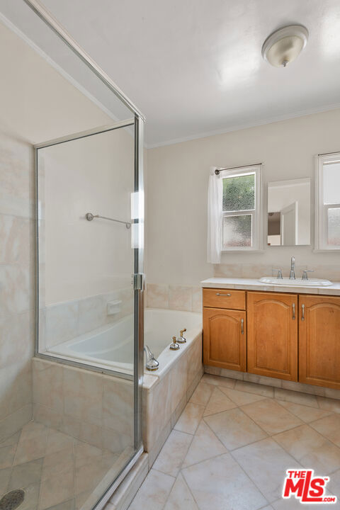 5572 Bradna Drive, Los Angeles CA: https://media.crmls.org/mediaz/7e2187f9-14c3-4853-b939-370e100b5eb5.jpg