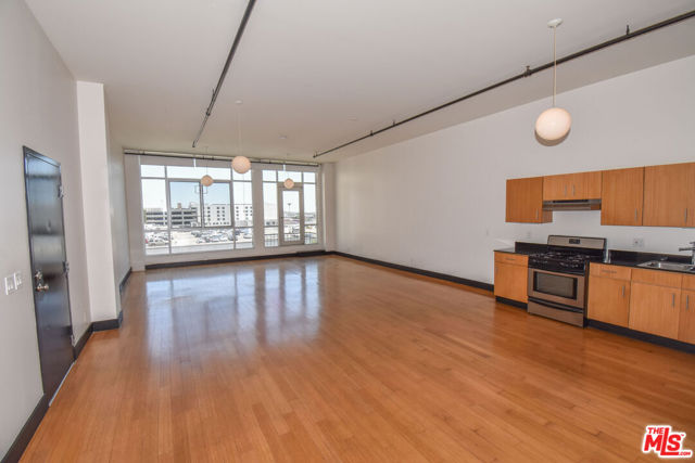 620 S Main Street, Los Angeles CA: https://media.crmls.org/mediaz/7e22b1d0-3619-411c-a2d3-6e8ecbef95f7.jpg
