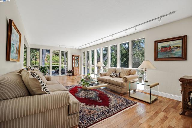 1923 Green Valley Rd, Alamo CA: https://media.crmls.org/mediaz/7e231fc5-c4c0-4b03-ac7a-e9720ee27a40.jpg