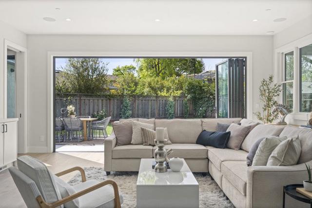 1303 American Way, Menlo Park CA: https://media.crmls.org/mediaz/7e23304c-1c85-4b2c-bad8-0b73a98c3551.jpg