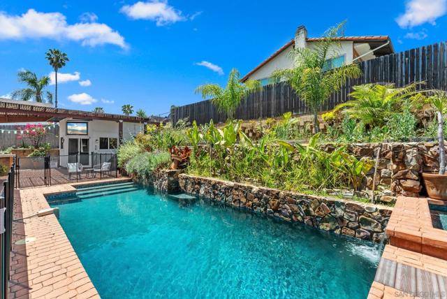 925 Moody Dr, Escondido CA: https://media.crmls.org/mediaz/7e23a64c-07d0-4b15-8b9d-26b8c2c7b109.jpg