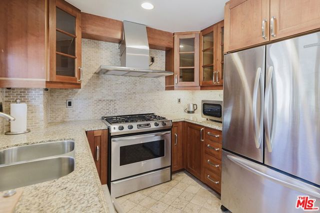 1154 S Barrington Avenue, Los Angeles CA: https://media.crmls.org/mediaz/7e23e2b3-f59c-40f1-9720-aa193f95ce08.jpg