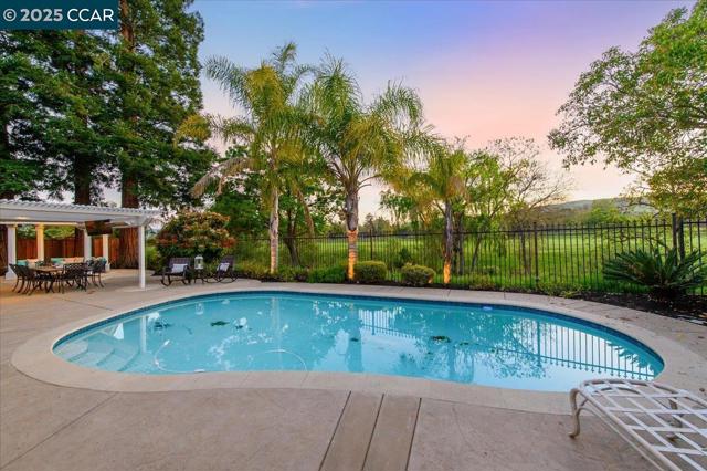 9461 Thunderbird Pl, San Ramon CA: https://media.crmls.org/mediaz/7e23f95e-7272-4714-b870-7cca181a062d.jpg