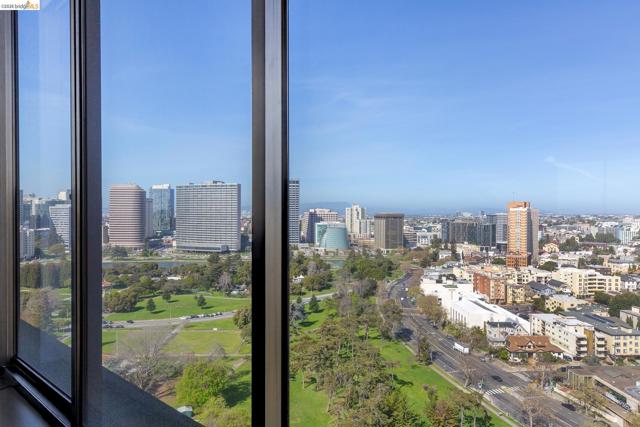 565 Bellevue Ave, Oakland CA: https://media.crmls.org/mediaz/7e243ba0-93a2-4d42-b299-1b133138a196.jpg