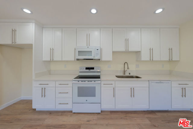 1031 Thompson, Glendale CA: https://media.crmls.org/mediaz/7e245fe9-0731-487b-902d-b2e662076639.jpg