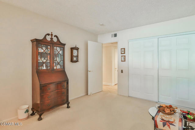 5260 Edgeware Drive, Calabasas CA: https://media.crmls.org/mediaz/7e246962-d66e-49fd-9245-20685688749f.jpg