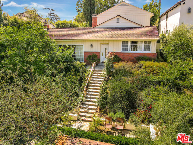 1519 Comstock Avenue, Los Angeles CA: https://media.crmls.org/mediaz/7e24965c-6887-47d0-9d14-63e934114521.jpg