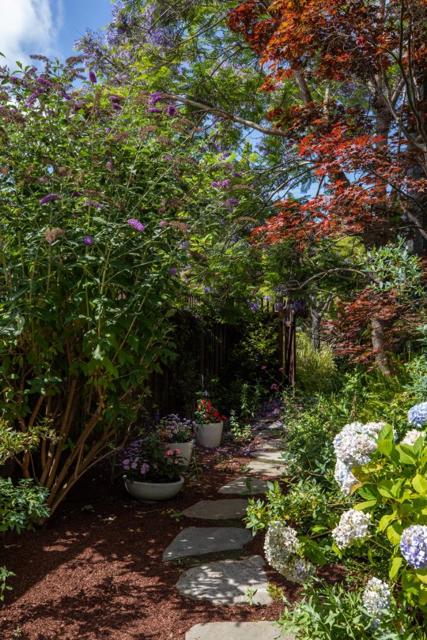 539 Bay Road, Menlo Park CA: https://media.crmls.org/mediaz/7e24c666-ec62-42c8-a223-74db35583049.jpg