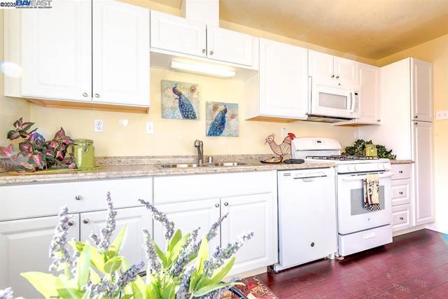 27895 Bruno St, Hayward CA: https://media.crmls.org/mediaz/7e254b94-2e85-4a51-9136-c490d63c95b5.jpg