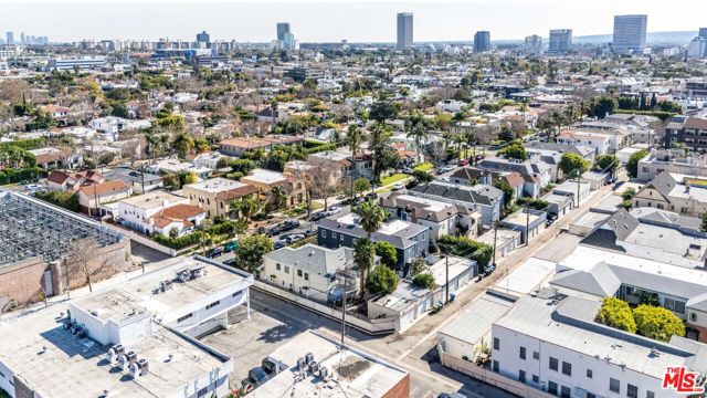 139 N Harper Avenue, Los Angeles CA: https://media.crmls.org/mediaz/7e262f66-2a1e-448b-8263-8efebb901158.jpg