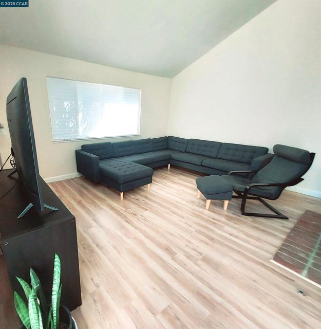 1936 Nero Ct, Walnut Creek CA: https://media.crmls.org/mediaz/7e268716-7efa-4392-b654-dfab330be3b3.jpg