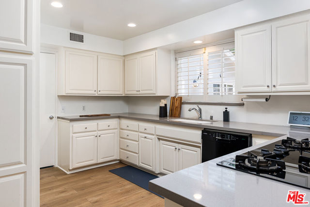 1215 Linda Ridge Lane, Pasadena CA: https://media.crmls.org/mediaz/7e270af3-c8a5-4998-9c68-7207a4b7a80a.jpg