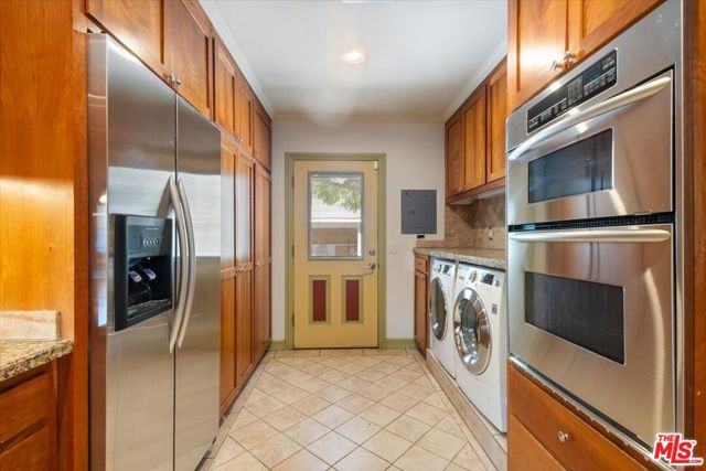4385 Camellia Avenue, Studio City CA: https://media.crmls.org/mediaz/7e274edc-a40b-44c7-b6d6-e06ced37053c.jpg