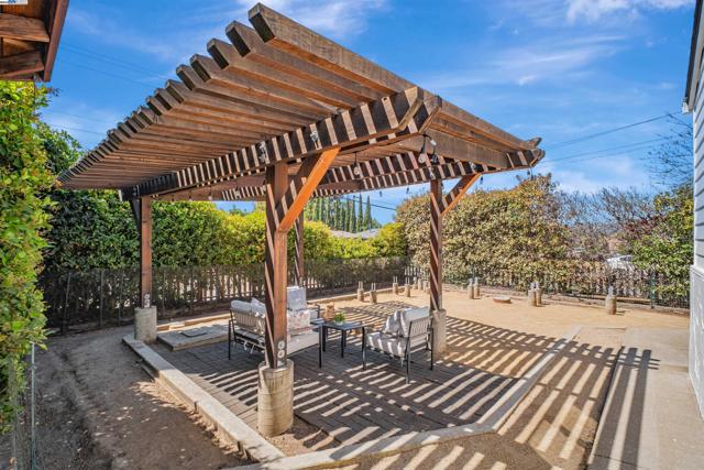 3780 Somerset Ave, Castro Valley CA: https://media.crmls.org/mediaz/7e29bc81-1207-4c99-8470-e747dc888e3f.jpg