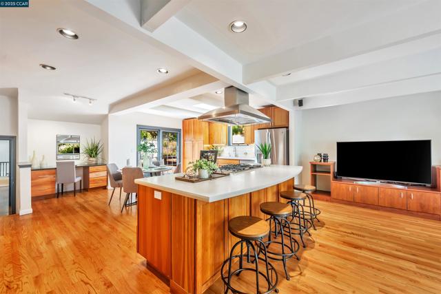 23 El Verano, Orinda CA: https://media.crmls.org/mediaz/7e2aa433-7db3-441c-af46-48217f625c21.jpg