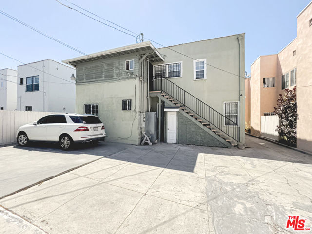 1322 S Bronson Avenue, Los Angeles CA: https://media.crmls.org/mediaz/7e2cbba1-a1a0-49d8-b488-6ac1624aec8c.jpg