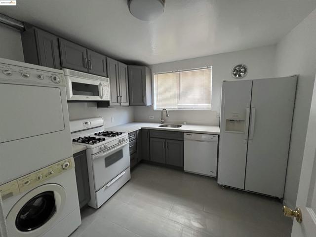 3244 ELLIS ST, Berkeley CA: https://media.crmls.org/mediaz/7e2ce112-958e-47dd-92ef-cbe25bd081f0.jpg