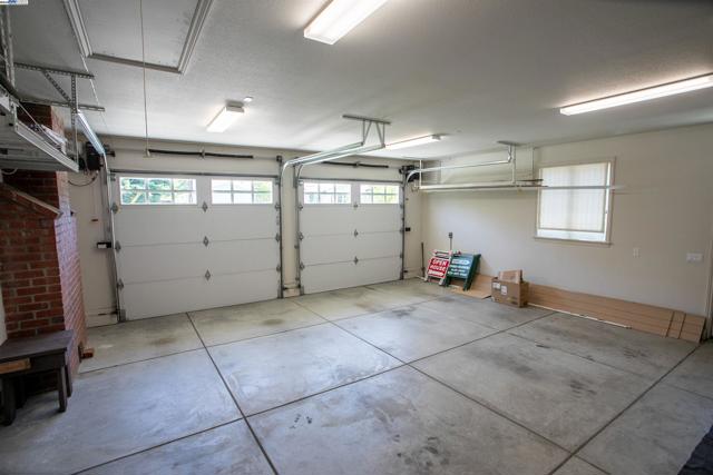 3252 Woodview Dr, Lafayette CA: https://media.crmls.org/mediaz/7e2e82bc-31be-4aa5-8aa5-7a81bbed0b2a.jpg