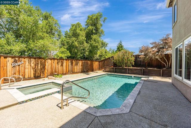 1039 Rolling Woods Way, Concord CA: https://media.crmls.org/mediaz/7e2ea4cb-79d4-4e81-80f6-70b59c3f312c.jpg